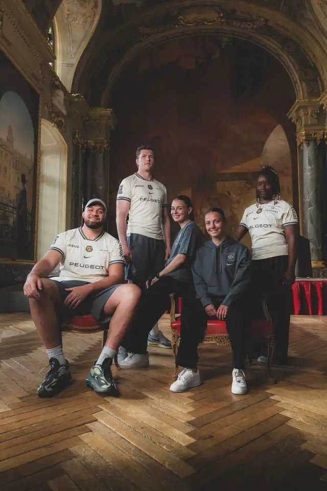 Joueurs et joueuses du Téfécé et du Stade Toulousain portant la collection Capitolium