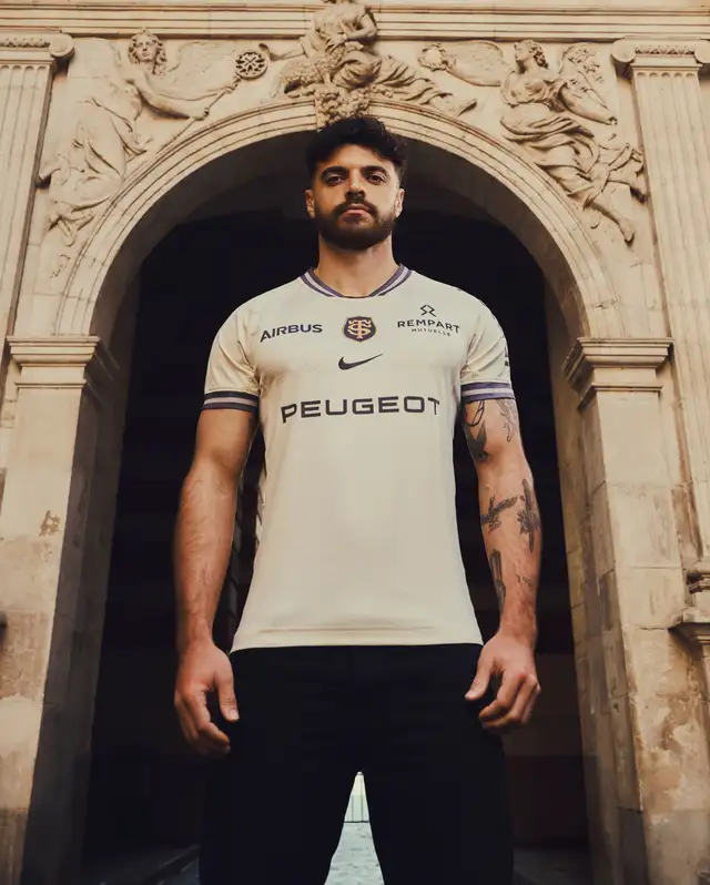 Romain Ntamack joueur du Stade Toulousain portant le maillot Capitolium